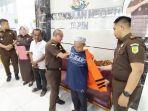Kepala-Kejaksaan-Negeri-Tapin-Adi-Fakhruddin-melepas-rompi-tahanan-Mahdi-50.jpg