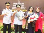 Kepala-Kemenkumham-Kalsel-Faisol-Ali-lepas-Sahat-Pasaribu-Kanim-Banjarmasin-yang-pensiun-28022023.jpg