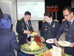 Kepala-Kemenkumham-Kalsel-Faisol-Ali-potong-tumpeng-Hari-Bakti-Pemasyarakatan-02052023.jpg