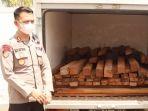 Kepala-Polres-Tabalong-AKBP-Riza-Muttaqin-perlihatkan-barang-bukti-kayu-ilegal-04082022.jpg