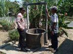 Kepala-Polsek-Batang-Alai-Selatan-Ipda-Bahrudin-mengecek-sumur-kering-air-di-Desa-Tanah-Habang.jpg