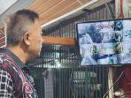 Kepala-Rutan-Kelas-IIB-Tanjung-Boy-Irfan-Arslan-mengecek-CCTV-tahanan-kabur-jumat-27102023.jpg