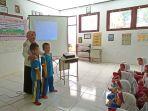 Kepala-SDN-Jaing-Hilir-2-Susanty-memberikan-pembelajaran-kepada-siswa-SDN-Jaing-Hilir-2.jpg