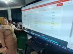 Kepala-SMAN-1-Banjarbaru-Finna-Rahmiati-memantau-PPDB-Online-Senin-03072023.jpg