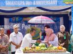 Kepala-SMAN-2-Paringin-Rasidinurahmad-secara-simbolis-memberikan.jpg