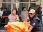 Kepolisian-melakukan-evakuasi-mayat-perempuan-berinisial-DDL-di-sebuah-kamar-hotel.jpg