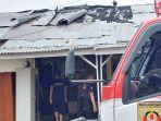 Kerusakan-pada-bagian-atap-asrama-Brimobda-Polda-kalsel-pascakebakaran-Senin-04122023.jpg