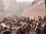 Kerusuhan-antara-pihak-keamanan-dengan-suporter-di-Stadion-Gelora-Joko-Samudro.jpg