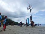 Keseruan-anak-anak-mengikuti-panjat-pinang-pantai-ssdsd.jpg