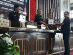 Ketua-Bapemperda-DPRD-Kotabaru-M-Lutfi-Ali-serahkan-draft-penyampaian-dua-Ranperda-inisiatif.jpg
