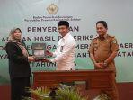 Ketua-DPRD-Kabupaten-Balangan-Hj-Lindawati-menerima-LHP.jpg