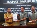 Ketua-DPRD-Tala-Muslimin-SE-didampingi-Wakil-Ketua-H-Rahimullah-SE-menerima-naskah.jpg