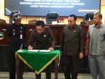 Ketua-DPRD-Tala-Muslimin-SE-menandatangani-pengesahan-APBD-2023.jpg