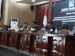 Ketua-DPRD-Tala-Muslimin-kedua-kiri-memimpin-Rapat-Paripurna.jpg