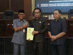 Ketua-DPRD-Tala-terima-naskah-2-raperda.jpg