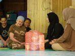 Ketua-Dekranasda-HST-Cheri-Bayuni-Budjang-Aulia-Oktafiandi-sambangi-rumah-Seorang-Pengrajin.jpg