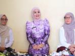 Ketua-Dekranasda-HST-Ny-deni-Era-mengunjungi-Industri-Kecil-Menengah-IKM-Rafi.jpg