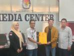 Ketua-KPU-HST-H-Ardiansyah-seragkan-berkas-DCS-anggota-DPRD-HST.jpg