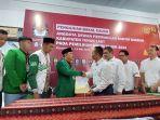 Ketua-KPU-Tanahlaut-Arif-Mukhyar-menyerahkan-berita-acara-bacaleg.jpg