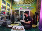 Ketua-KTH-Sakatalu-Berkarya-Didiyanimengemas-produksi-madu-kelulutnya.jpg