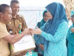 Ketua-PKK-balangan-Sri-Huriyati-Hadi-serahkan-sembako-ke-korban-kebakaran-di-Pulantan-27022023-1.jpg