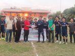 Ketua-PSSI-Tabalong-I-Made-Edo-Sourifiet-serahkan-tropi-ke-tim-Muara-Uya.jpg