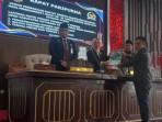Ketua-Pansus-III-DPRD-Kotabaru-Rahmad-SPd-menyerahkan-draft-Raperda.jpg