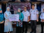 Ketua-TP-PKK-HST-menyerahkan-bantuan-peralatan-pengolahan-singkong.jpg