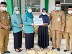 Ketua-TP-PKK-Tanbu-Hj-Wahyu-Windarti-Zairullah-salurkan-bantuan-ke-warga-kurang-mampu-26042022.jpg