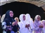 Ketua-TP-PKK-anah-Bumbu-Andi-Irmayani-Rudi-Latif-turut-menghadiri-kegiatan-Tabligh.jpg