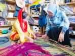 Ketua-TP-PKK-melihat-proses-pembuatan-kerajinan-di-Amuntai-Fair-2025.jpg