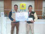 Ketua-YBM-PLN-UP3-Banjarmasin-menyerahkan-zakat-pegawaiArea-kalsel.jpg