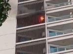 Kobaran-api-terlihat-dari-lantai-17-Apartemen-Pertamina-di-Balikpapan.jpg