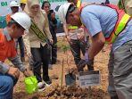 Komisaris-PT-AGM-Jendral-Polisi-Purn-Drs-Badrodin-Haiti-saat-penanaman-pohon.jpg