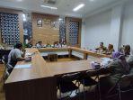 Komisi-III-DPRD-Batola-saat-menggelar-pertemuan-bersama-perwakilan-PT-TAL.jpg