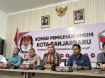 Komisioner-KPU-Kalsel-didampingi-KPU-Banjarbaru-menggelar-jumpa-pers.jpg