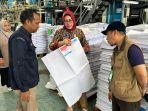 Komisioner-KPU-Kalsel-mengecek-proses-pencetakan-surat-suara.jpg