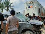 Kondisi-Innova-Reborn-rusak-parah-setelah-ditabrak-kereta-api-di-perlintasan-rel-di-Tebing-Tinggi.jpg