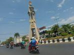 Kondisi-arus-lalu-lintas-di-Jalan-Ahmad-Yani-Bundara-Tugu-Adipura12.jpg