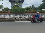 Kondisi-beton-pembatas-Bundaran-Palam-mengalami-kerusakan22.jpg