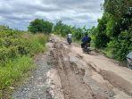 Kondisi-jalan-di-Desa-Jejangkit-Muara-Kecamatan-Jejangkit-Batola-yang-tengah-rusak.jpg