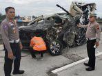 Kondisi-mobil-Toyota-Alphard-yang-alamai-laka-di-ruas-jalan-tol-Semarang-Solo-KM-490.jpg