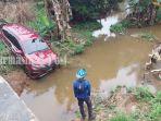 Kondisi-mobil-berwarna-merah-maron-yang-nyungsep-ke-Sungai-Paring12.jpg