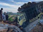 Kondisi-truk-pengangkut-sawit-yang-mengalami-insiden-ruas-jalan1.jpg