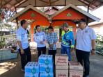 Korban-kebakaran-Batibati-Kai-Samad-terharu-menerima-bantuan-dari-Kades-Gunungraj.jpg
