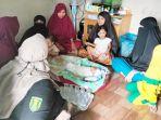 Kunjungan-PPA-melihat-bayi-laki-laki-yang-ditemukan-di-Ponpes-Hidayatullah-Tabalong-04032023.jpg