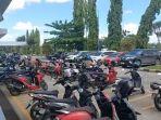 Lahan-parkir-di-Pasar-Bauntung-Banjarbaru-penuh-terisi-kendaraan-bermotor-roda-dua.jpg