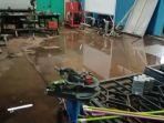 Lantai-ruang-workshop-las-UPT-BLK-Tala-kebanjiran-pada-Senin-siang-kemarin.jpg