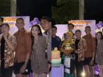 Lelaki-samping-pedangdut-Ayu-Ting-Ting-rayakan-ulang-tahun-Umi-Kalsum.jpg