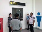 Lilik-Sujandi-meninjau-simulasi-pelayanan-keimigrasian-di-Bandara-Syamsuddin-Noor.jpg